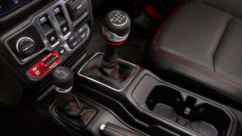 Jeep, Jeep Gladiator, Jeep is bringing back the manual Gladiator—taking aim at Tacoma