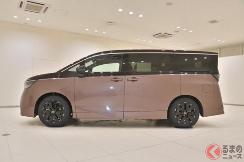 日産「新型エルグランド」世界初公開！ 約15年ぶりのフルモデルチェンジで「走る歓びと快適性」を両立！ 4代目は威風堂々たる存在感を付与！ 26年度に発売