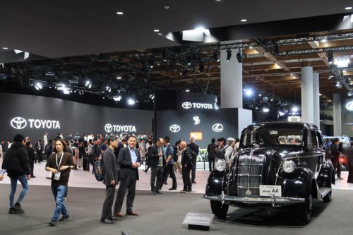 トヨタが次世代の「カローラ」を公開 レクサスの6輪ミニバンや新しいセンチュリーも発表【ジャパンモビリティショー2025】