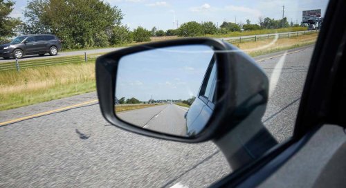 El error más común con los retrovisores del coche: así se deben ajustar según la DGT para evitar los ángulos muertos