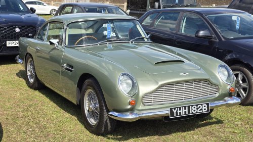 The 10 Nicest James Bond Cars & 10 Awesome Features They Have