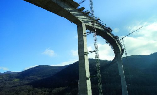 El 'techo' de las carreteras españolas: conoce el coloso de hormigón que mira de tú a tú a los rascacielos