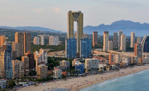 El 'techo' de las carreteras españolas: conoce el coloso de hormigón que mira de tú a tú a los rascacielos