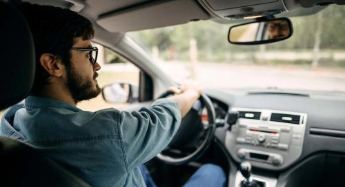 Los conductores expertos recomiendan llevar la espalda pegada al asiento del coche: no es solo cuestión de comodidad