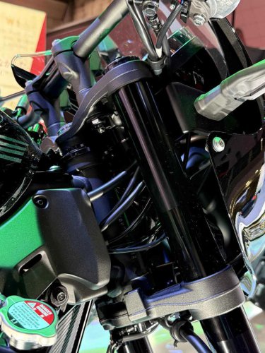 魅惑のビキニカウル！ カワサキ新型「Z900RSカフェ」をあらゆる角度から撮影〈バイク百景／ジャパンモビリティショー2025〉