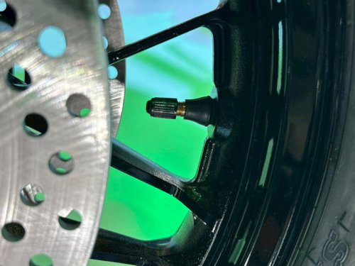 魅惑のビキニカウル！ カワサキ新型「Z900RSカフェ」をあらゆる角度から撮影〈バイク百景／ジャパンモビリティショー2025〉