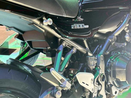 魅惑のビキニカウル！ カワサキ新型「Z900RSカフェ」をあらゆる角度から撮影〈バイク百景／ジャパンモビリティショー2025〉