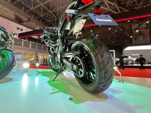 魅惑のビキニカウル！ カワサキ新型「Z900RSカフェ」をあらゆる角度から撮影〈バイク百景／ジャパンモビリティショー2025〉