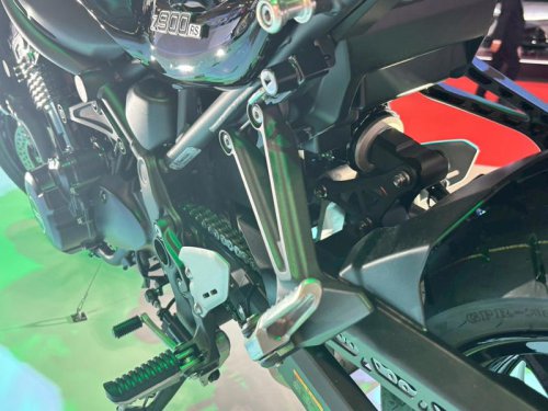 魅惑のビキニカウル！ カワサキ新型「Z900RSカフェ」をあらゆる角度から撮影〈バイク百景／ジャパンモビリティショー2025〉