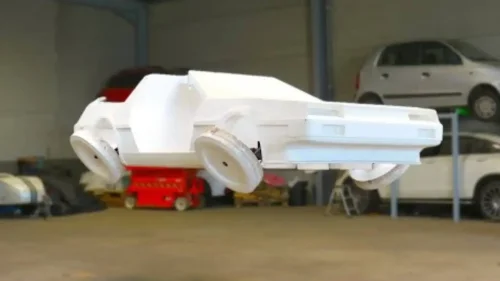 Brian Brocken, diseñador, construye un DeLorean volador, a tamaño real, con motivo del 40 aniversario de 'Regreso al Futuro'