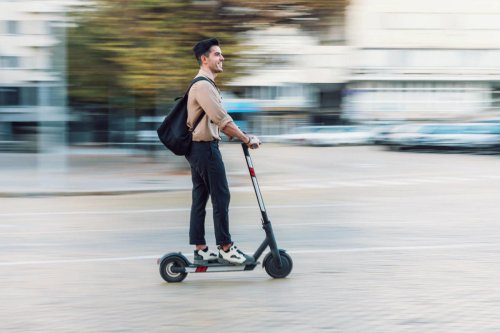 Circula a 140 km/h con un patinete eléctrico trucado: la sanción que jamás va a olvidar
