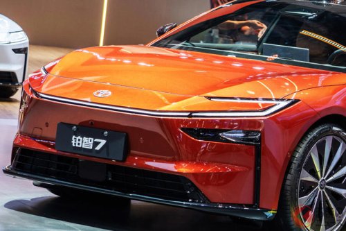 400万円台から!? トヨタ新型「5.1m超えセダン」発表！ ハンマーヘッド顔採用で“クラウンセダン”より大きい「bZ7」 中国広州ショーで公開