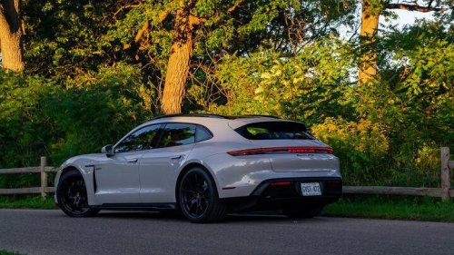 BMW M5 Touring vs Porsche Taycan GTS Sport Turismo Comparison