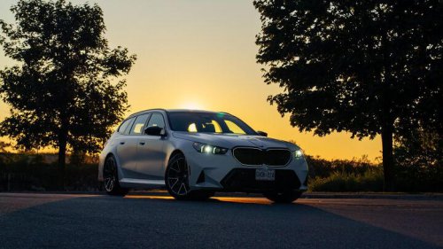 BMW M5 Touring vs Porsche Taycan GTS Sport Turismo Comparison