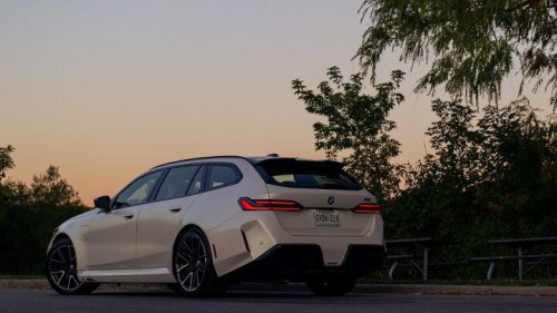 BMW M5 Touring vs Porsche Taycan GTS Sport Turismo Comparison