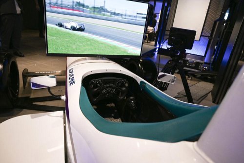 お値段1000万円！ 世界限定10台！ ホンダがトップドライバーの血と汗滲む“ホンモノ”モノコックの本格シミュレータを販売開始