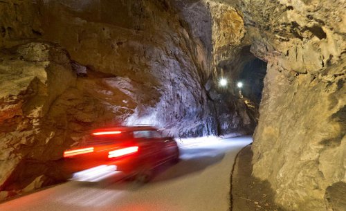 Conduciendo por el corazón de la roca: la carretera asturiana que se encuentra entre las más insólitas de Europa