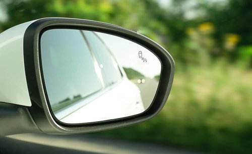 Descubre cuántos ángulos muertos tiene tu coche y cómo reducir sus riesgos