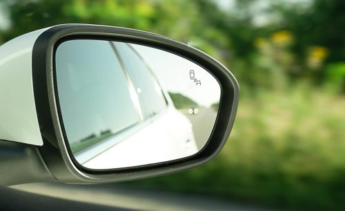 Descubre cuántos ángulos muertos tiene tu coche y cómo reducir sus riesgos