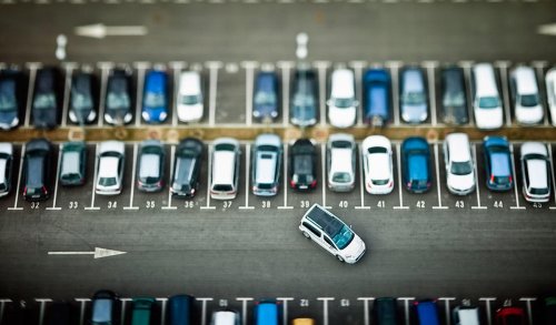 ¿Encajonado en el aparcamiento? Este es el gesto que los conductores expertos usan para escapar sin un solo roce