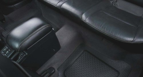 Para qué sirve el "bulto" que hay en el suelo de los asientos traseros de algunos coches: los especialistas revelan su utilidad técnica