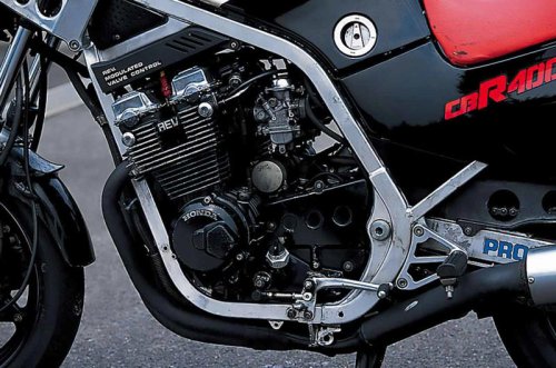 ホンダ「CBR400F（NC17）」（1984年）斬新な車体と2/4バルブ切り替え機構を持つREVエンジンで旋風を起こした、ホンダ第三世代の400cc並列4気筒車