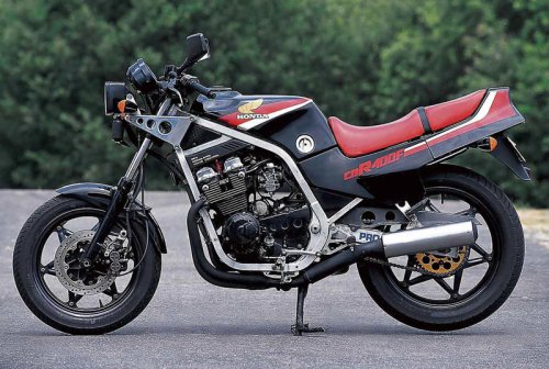 ホンダ「CBR400F（NC17）」（1984年）斬新な車体と2/4バルブ切り替え機構を持つREVエンジンで旋風を起こした、ホンダ第三世代の400cc並列4気筒車