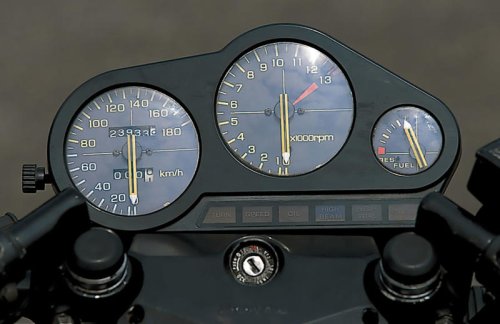 ホンダ「CBR400F（NC17）」（1984年）斬新な車体と2/4バルブ切り替え機構を持つREVエンジンで旋風を起こした、ホンダ第三世代の400cc並列4気筒車