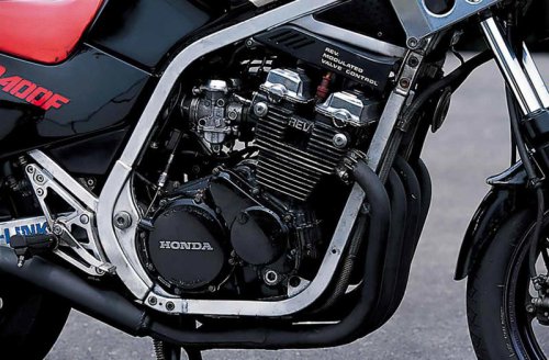 ホンダ「CBR400F（NC17）」（1984年）斬新な車体と2/4バルブ切り替え機構を持つREVエンジンで旋風を起こした、ホンダ第三世代の400cc並列4気筒車