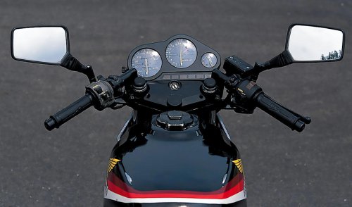 ホンダ「CBR400F（NC17）」（1984年）斬新な車体と2/4バルブ切り替え機構を持つREVエンジンで旋風を起こした、ホンダ第三世代の400cc並列4気筒車