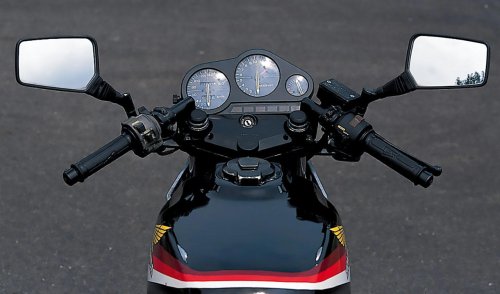 ホンダ「CBR400F（NC17）」（1984年）斬新な車体と2/4バルブ切り替え機構を持つREVエンジンで旋風を起こした、ホンダ第三世代の400cc並列4気筒車