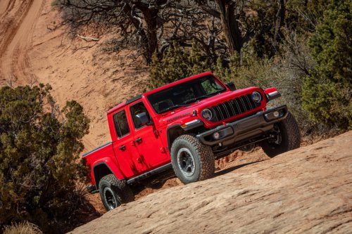 Jeep is bringing back the manual Gladiator—taking aim at Tacoma