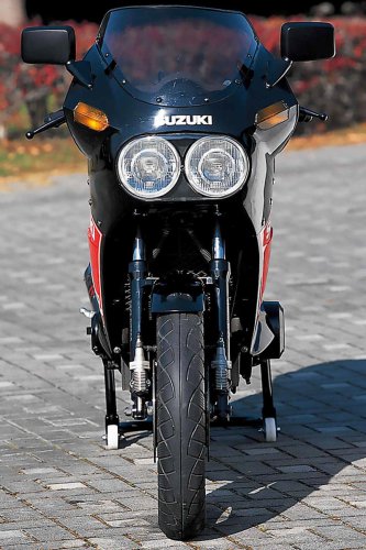 スズキ「GSX-R（GK71B）」（1984年）｜新開発エンジンとアルミフレームで未踏の軽さを実現