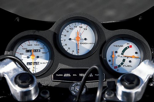 スズキ「GSX-R（GK71B）」（1984年）｜新開発エンジンとアルミフレームで未踏の軽さを実現