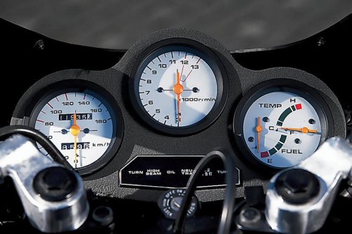 スズキ「GSX-R（GK71B）」（1984年）｜新開発エンジンとアルミフレームで未踏の軽さを実現