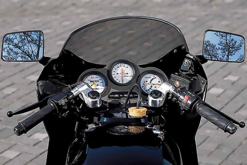 スズキ「GSX-R（GK71B）」（1984年）｜新開発エンジンとアルミフレームで未踏の軽さを実現