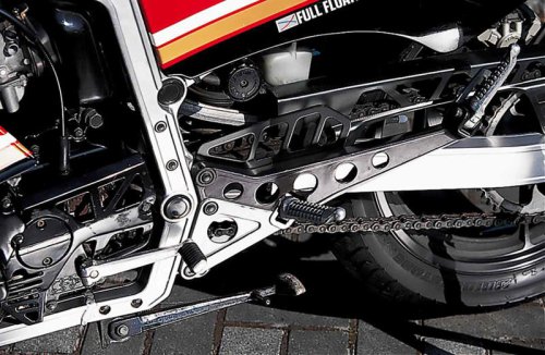 スズキ「GSX-R（GK71B）」（1984年）｜新開発エンジンとアルミフレームで未踏の軽さを実現