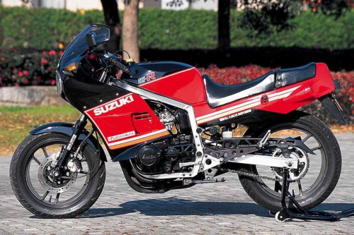 スズキ「GSX-R（GK71B）」（1984年）｜新開発エンジンとアルミフレームで未踏の軽さを実現