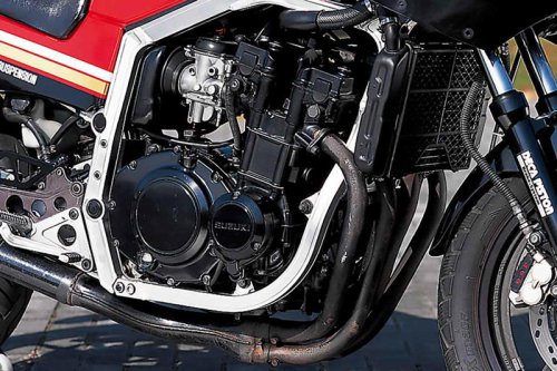 スズキ「GSX-R（GK71B）」（1984年）｜新開発エンジンとアルミフレームで未踏の軽さを実現