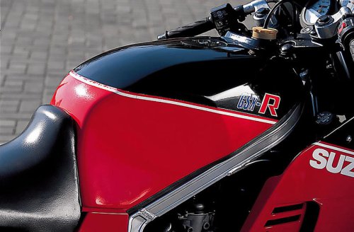 スズキ「GSX-R（GK71B）」（1984年）｜新開発エンジンとアルミフレームで未踏の軽さを実現