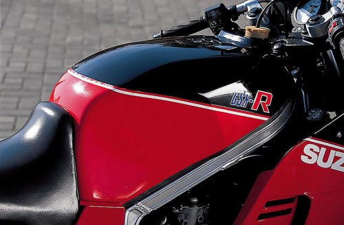 スズキ「GSX-R（GK71B）」（1984年）｜新開発エンジンとアルミフレームで未踏の軽さを実現
