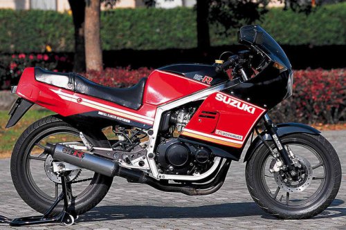 スズキ「GSX-R（GK71B）」（1984年）｜新開発エンジンとアルミフレームで未踏の軽さを実現