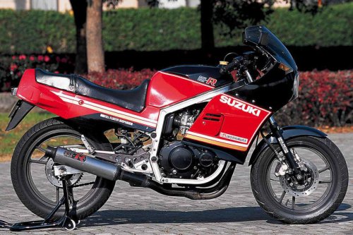 スズキ「GSX-R（GK71B）」（1984年）｜新開発エンジンとアルミフレームで未踏の軽さを実現