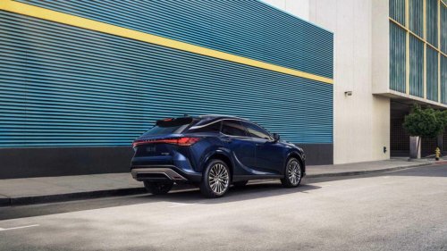 Lincoln Nautilus hybrid vs Lexus RX hybrid: Which hybrid saves you the most gas?