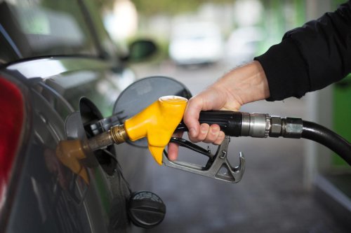 Un mismo depósito, cinco precios distintos: lo que cuesta repostar fuera de España