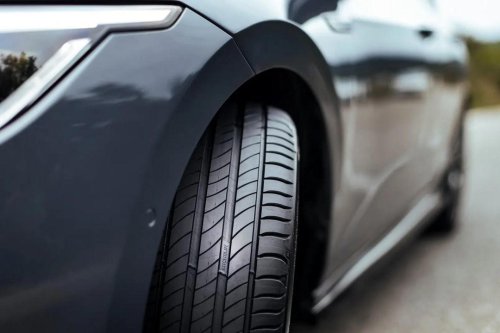 「静寂が崩れ落ちた」ミシュラン高級タイヤで吸音材が連続脱落、EVオーナーの怒りが爆発