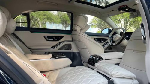 This 10-year-old luxury sedan still embarrasses new interiors