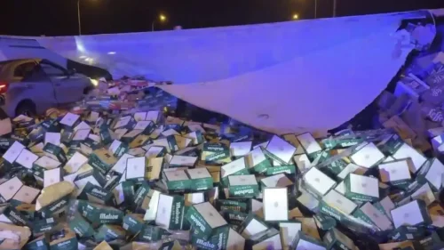 La M-50 de Madrid se colapsa con cientos de litros de cerveza tras el accidente de un camión