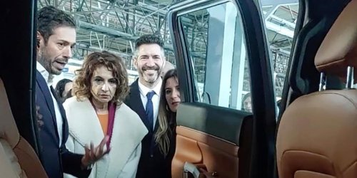 La reacción de la vicepresidenta primera del Gobierno, María Jesús Montero, al ver el nuevo vehículo de Santana: "Precioso, y la capacidad..."