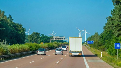 10 things truck drivers hate that cars do &amp; vice versa